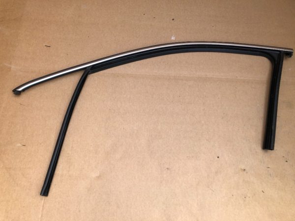 Cheder geam cromat usa stanga fata VW Passat B8 3G0837431M 3G0 837 431 M - Dezmembrari Auto