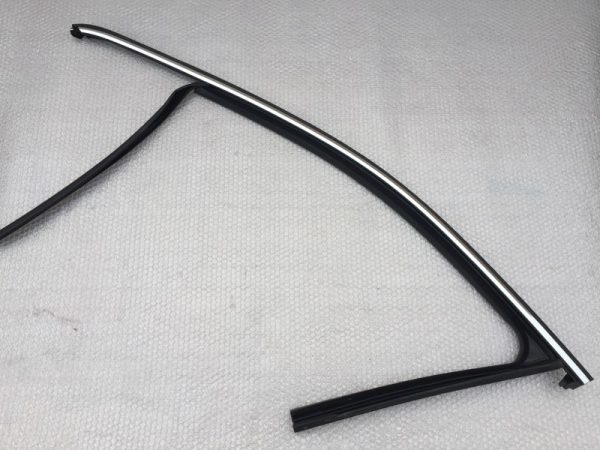 Cheder / rama geam stanga fata cu crom VW Passat B8 - Dezmembrari Auto