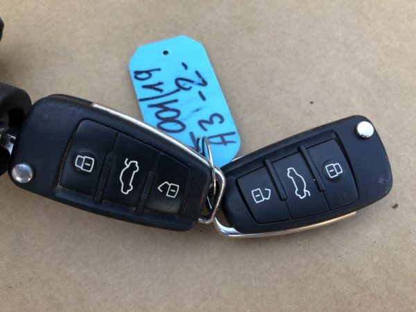 Cheie chei telecomanda Audi A3 8P s-line 8P0837220D 8P0 837 220 D 434 MHz - Dezmembrari Auto