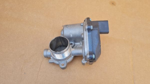 Clapeta EGR VW Passat B8 2.0 tdi 04L131501M 04L 131 501 M - Dezmembrari Auto