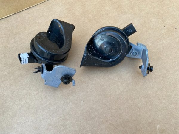 Claxon claxoane Audi A3 8Y 8Y0951210 8Y0 951 210 8Y0951209 8Y0 951 209 - Dezmembrari Auto