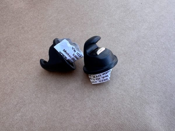 Clipsuri clips parasolare negre VW ID ID.4 2023 560857561B 560 857 561 B - Dezmembrari Auto