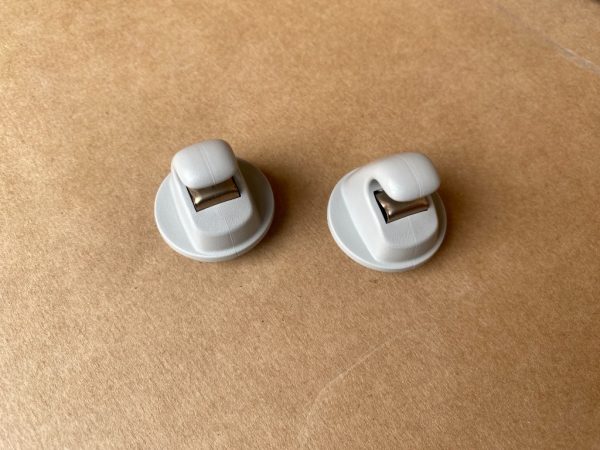 Clipsuri parasolare VW Caddy Ford Tourneo Connect 2023 560857561B 560 857 561 B - Dezmembrari Auto