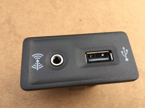 Conector USB AUX VW Passat B8 5G0035222 5G0 035 222 - Dezmembrari Auto