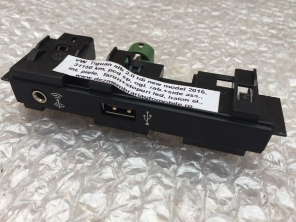 Conector USB Auxiliar VW Tiguan 2017 5Q0035724 5TA863324B - Dezmembrari Auto