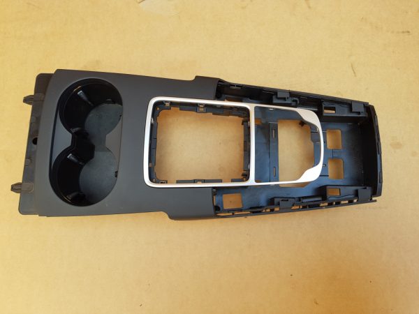 Consola centrala Audi A3 8V 8V1864261C 8V1 864 261 C - Dezmembrari Auto
