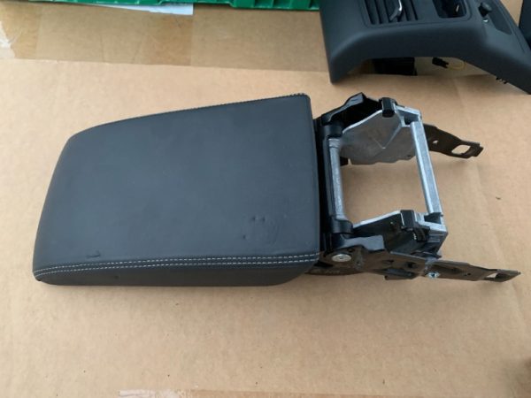 Cotiera / capac cotiera din piele VW Passat B8 - Dezmembrari Auto