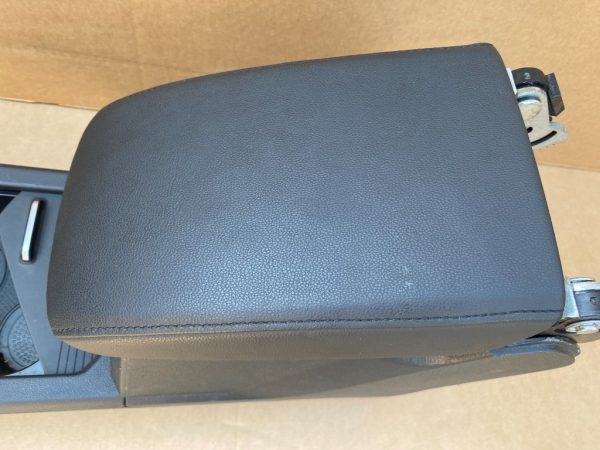 Cotiera din piele cu consola si suport pahare VW Tiguan 2 2017 - Dezmembrari Auto - imagine 2