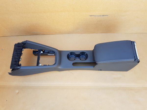 Cotiera cu capac si grile arerisire, suport pahare si consola VW Jetta facelift - Dezmembrari Auto