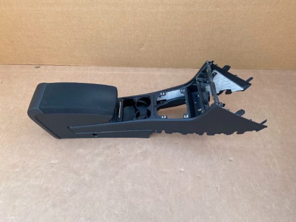 Cotiera textil cu capac si grile ventilatie VW Passat B6 - Dezmembrari Auto
