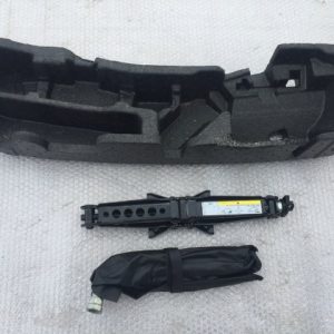 Cric cheie roata rezerva Audi A3 8V hatchback 8V0 011 031 A 8V0011031A - Dezmembrari Auto