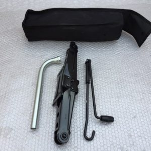 Cric cheie roata rezerva VW Passat B8 3Q0 011 031 3Q0011031 - Dezmembrari Auto