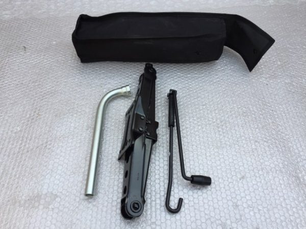 Cric cheie roata rezerva VW Passat B8 3Q0 011 031 3Q0011031 - Dezmembrari Auto