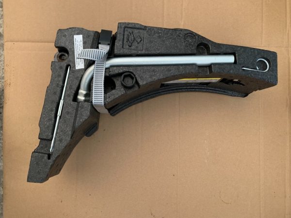 Cric, cheie si suport VW Golf 7 hatchback 5Q0011031D 5Q0 011 031 D la 0 km - Dezmembrari Auto