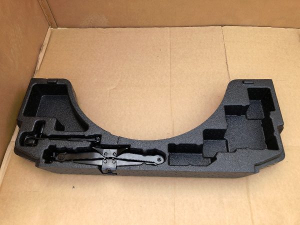 Cric cu suport polistiren Audi A3 8V 8V0011031 8V0 011 031 - Dezmembrari Auto