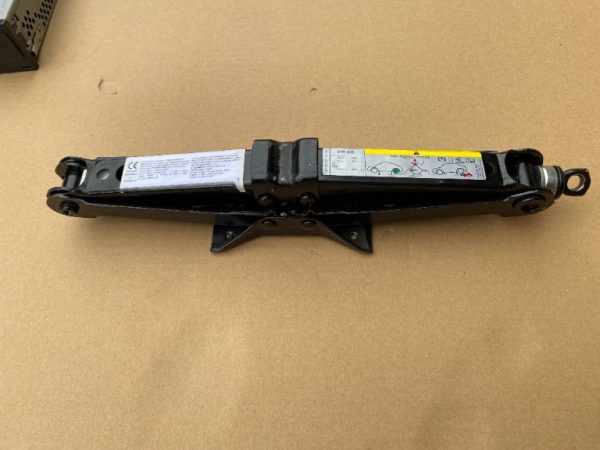Cric VW Passat B8 3Q0011031A 3Q0 011 031 A - Dezmembrari Auto