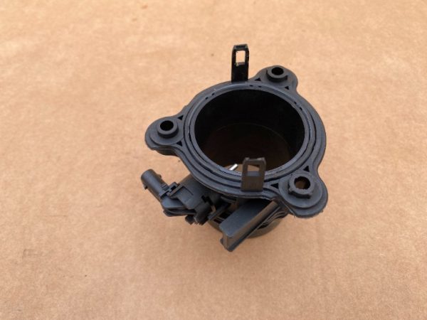 Debitmetru aer BMW X1 F48 11868037 8511339 la 0 km - Dezmembrari Auto