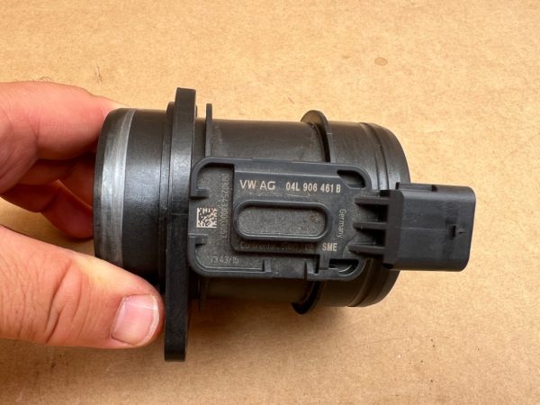 Debitmetru aer VW Golf 7 1.6 tdi la 0 km 04L906461B 04L 906 461 B - Dezmembrari Auto
