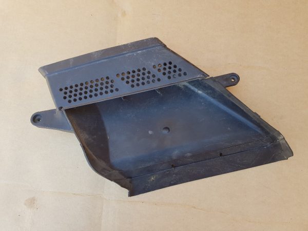 Deflector aer Audi A4 B8 2009 2.0 tdi 8K0129618 8K0 129 618 - Dezmembrari Auto