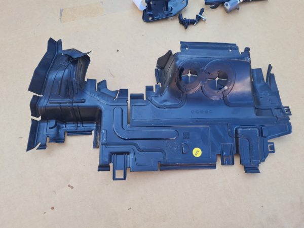 Deflector aer stanga Audi Q8 2019 2.0 tfsi 4M8121283 4M8 121 283 - Dezmembrari Auto