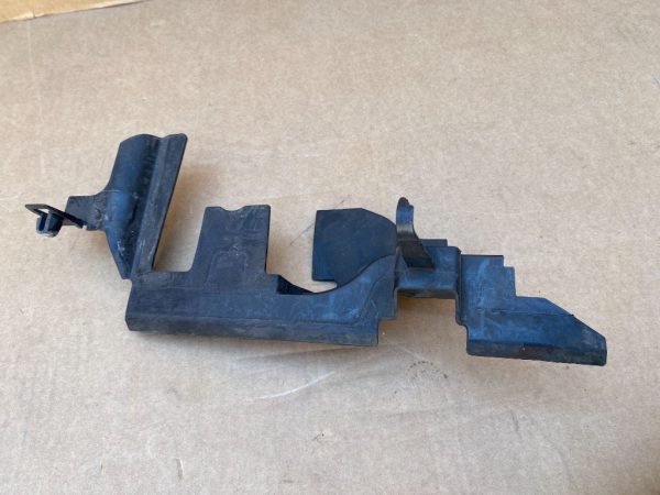 Deflector aer stanga VW Golf 5 plus 1K0121283D 1K0 121 283 D - Dezmembrari Auto