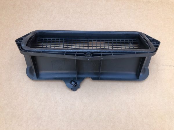 Deflector aer VW Passat B8 5Q0815479 5Q0 815 479 - Dezmembrari Auto