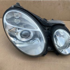 Far bi-xenon complet Mercedes E class W211 din 2004 - Dezmembrari Auto