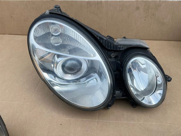 Far bi-xenon complet Mercedes E class W211 din 2004 - Dezmembrari Auto