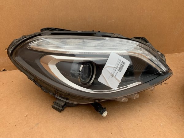 Far dreapta bi-xenon Mercedes B-Class W246 2014 A2468207261 la 0 km - Dezmembrari Auto