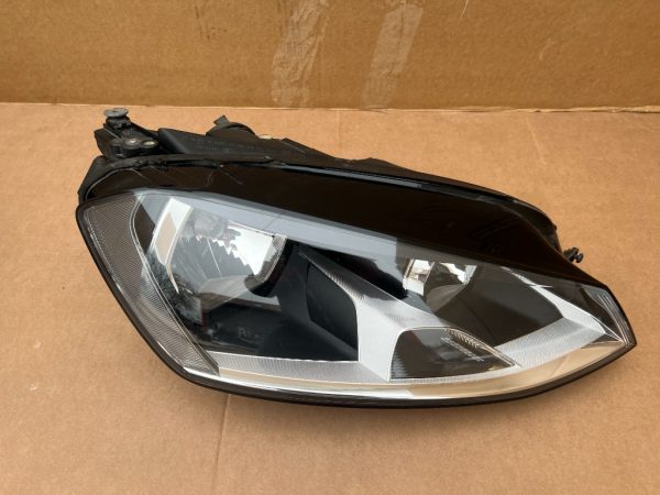 Far dreapta VW Golf 7 din 2016 la 0 km 5G1941006 5G1 941 006 - Dezmembrari Auto