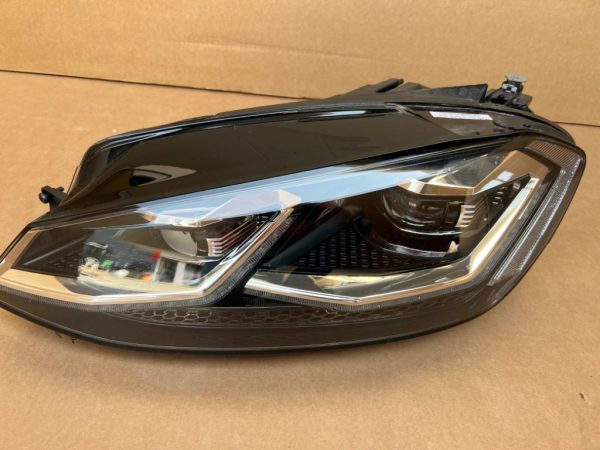 Far stanga LED adaptiv RHD VW Golf 7 facelift 2019 5G2941081 5G2 941 081 la 0 km - Dezmembrari Auto