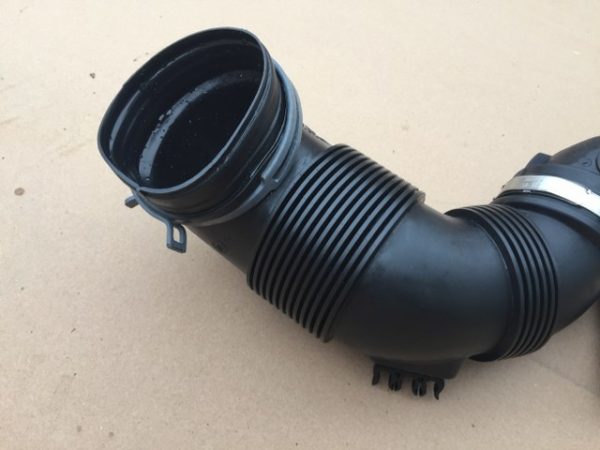 Furtun aer VW Golf 7 2.0 tdi 5Q0 129 654 E 5Q0129654E - Dezmembrari Auto