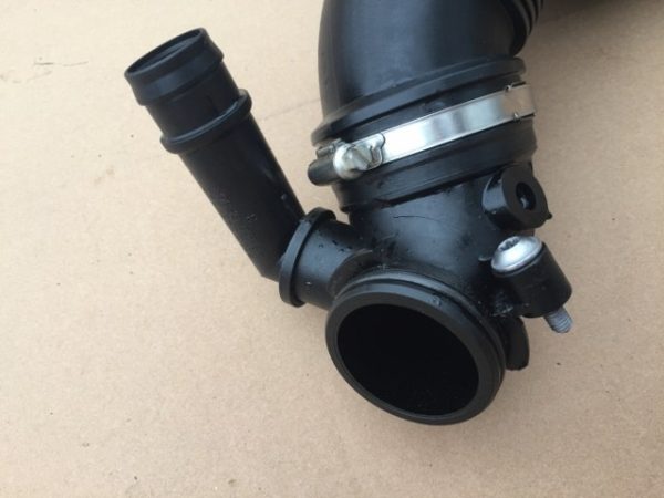 Furtun / tubulatura aer VW Golf 7 2.0 TDI 5Q0129635 5Q0 129 635 - Dezmembrari Auto