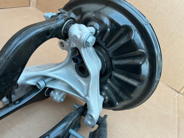 Fuzeta dreapta spate cu rulment VW Passat B8.5 din 2022 la 0 km - Dezmembrari Auto