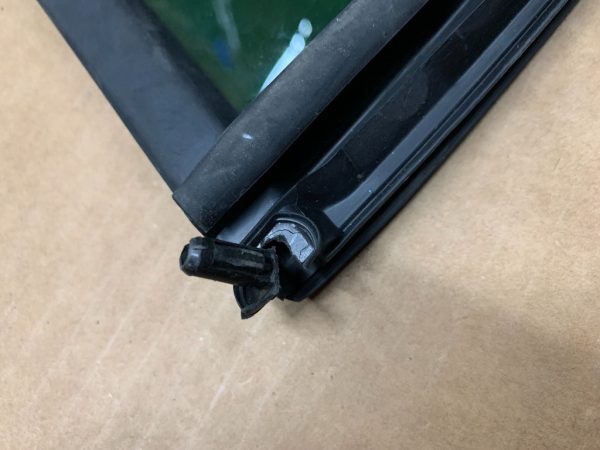 Geam ionizat mic fix usa stanga spate VW Passat B8 limuzina - Dezmembrari Auto - imagine 2