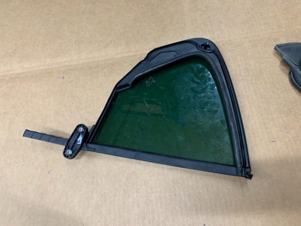 Geam ionizat mic fix usa stanga spate VW Passat B8 limuzina - Dezmembrari Auto - imagine 3