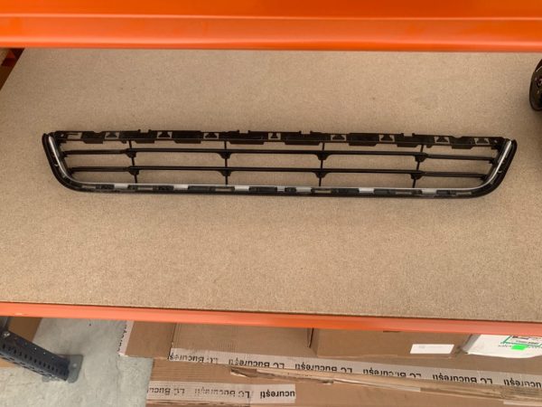 Grila centrala bara fata Ford Mondeo Mk5 2018 DS73-17B968-K - Dezmembrari Auto