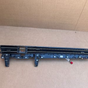 Grila centrala ventilatie bord cu buton avarii VW Passat B8.5 din 2023 la 0 km - Dezmembrari Auto