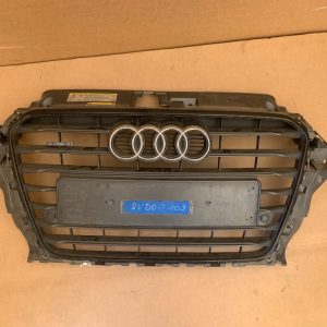 Grila radiator Audi A3 8V 8V3853037 8V3 853 037 cu senzori parcare - Dezmembrari Auto