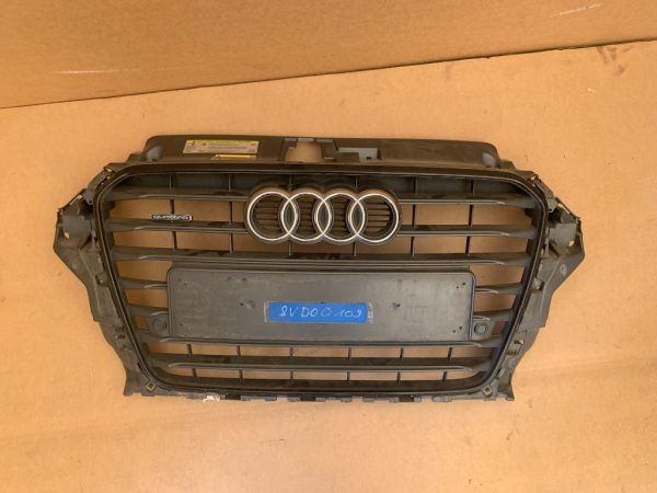 Grila radiator Audi A3 8V 8V3853037 8V3 853 037 cu senzori parcare - Dezmembrari Auto