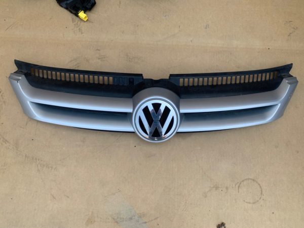 Grila radiator cu sigla VW Golf 5 plus 5M0853651A 5M0 853 651 A - Dezmembrari Auto