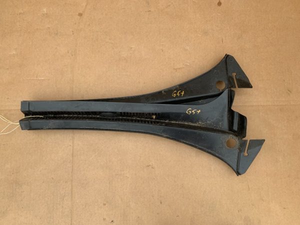 Grila stergator dreapta VW Golf 5 plus 5M0819404B 5M0 819 404 B - Dezmembrari Auto
