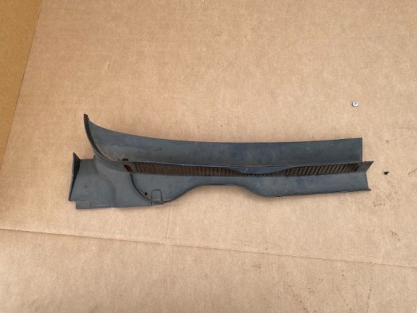 Grila stergator dreapta VW Golf Sportsvan 2018 517819404 517 819 404 - Dezmembrari Auto