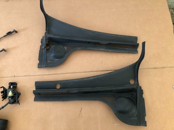 Grila stergator dreapta VW Jetta 2016 5C7819404A 5C7 819 404 A - Dezmembrari Auto
