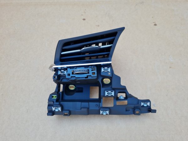 Grila ventilatie bord stanga Audi Q8 2019 4M8820901A 4M8 820 901 A - Dezmembrari Auto