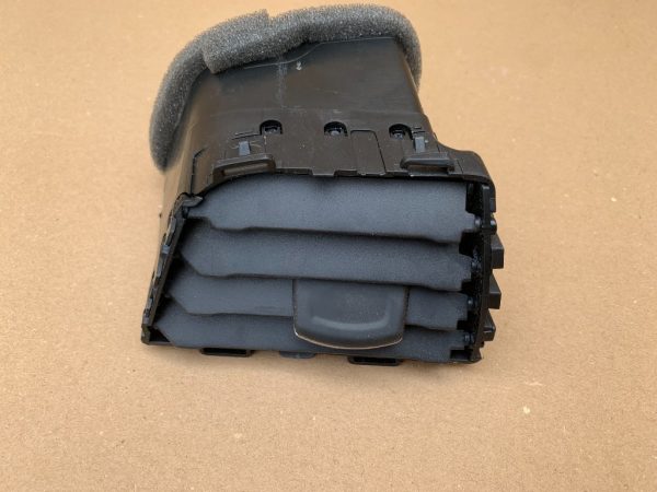 Grila ventilatie dreapta Ford Mondeo 5 2018 DS73-F018B08-C volan dreapta - Dezmembrari Auto