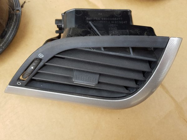 Grila ventilatie dreapta Peugeot 207 9650088477 - Dezmembrari Auto