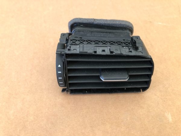 Grila ventilatie dreapta VW Jetta 2016 5C6819704B 5C6 819 704 B - Dezmembrari Auto