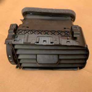 Grila ventilatie dreapta VW Jetta 2016 5C6819704B 5C6 819 704 B la 0 km - Dezmembrari Auto