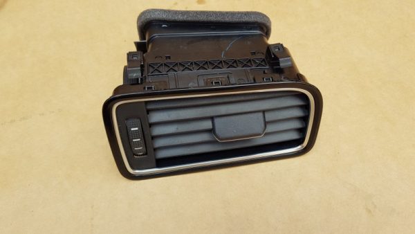Grila ventilatie dreapta VW Jetta 2016 5C6819704B 5C6 819 704 B - Dezmembrari Auto